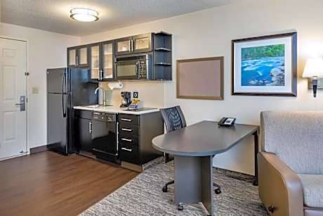 Queen Suite - Non-Smoking