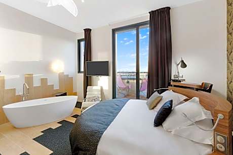 Junior King Suite with Round Bed and Spa Access