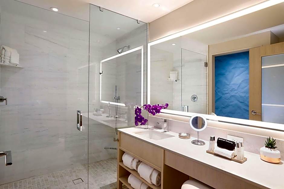 HALL Arts Hotel Dallas, Curio Collection by Hilton