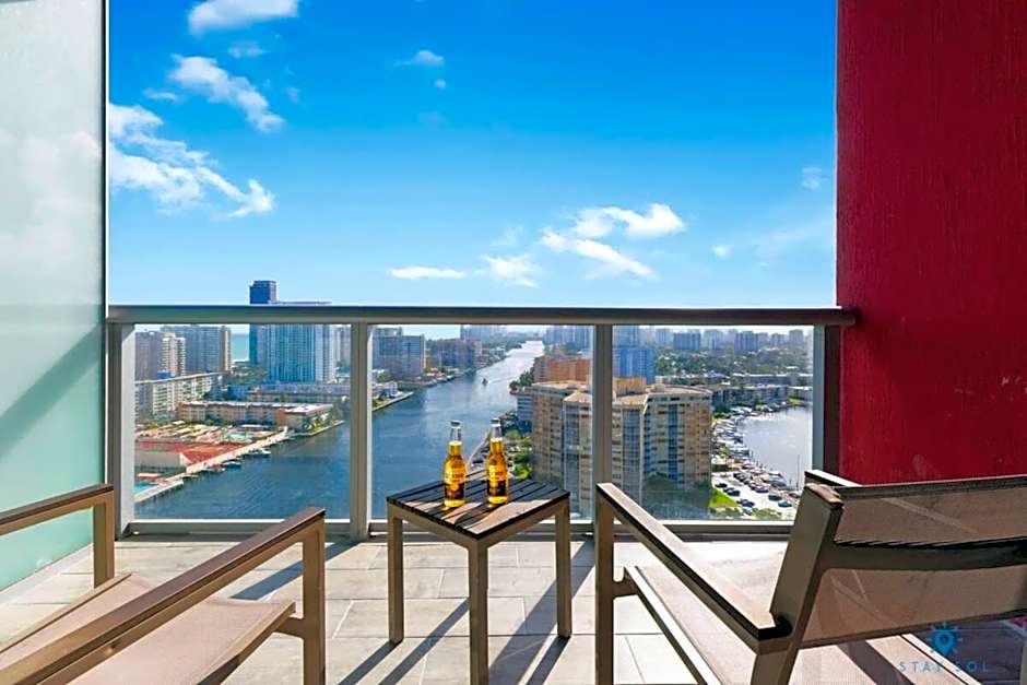 Spectacular View wBalcony Pool