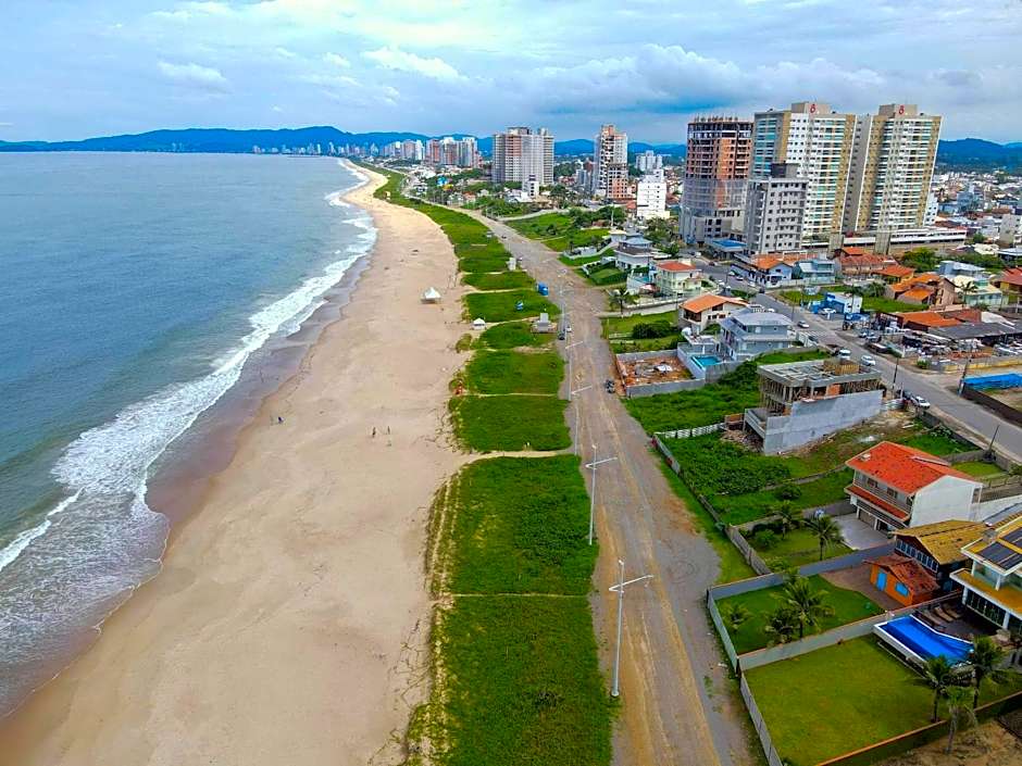 Ótima casa apenas 50metros da praia - em Balneário Piçarras