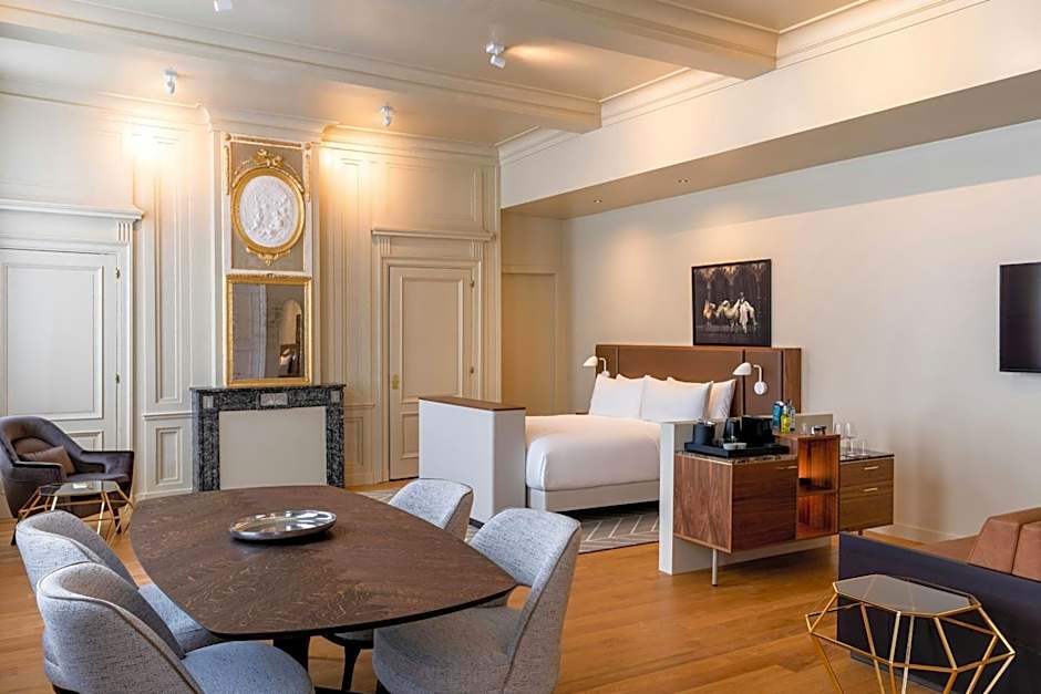 Sapphire House Antwerp, Autograph Collection