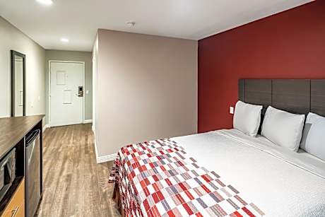 Deluxe Queen Room- Disability Accessible/Roll-In Shower Smoke Free