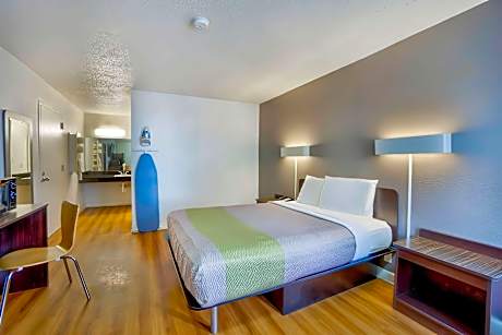 Queen Room - Disability Access - Non-Smoking