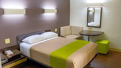 1 Queen Bed Non Smoking,  Refrigerator Microwave