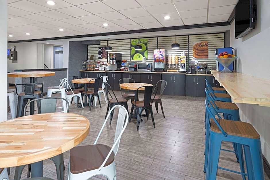 La Quinta Inn & Suites by Wyndham Buffalo Airport