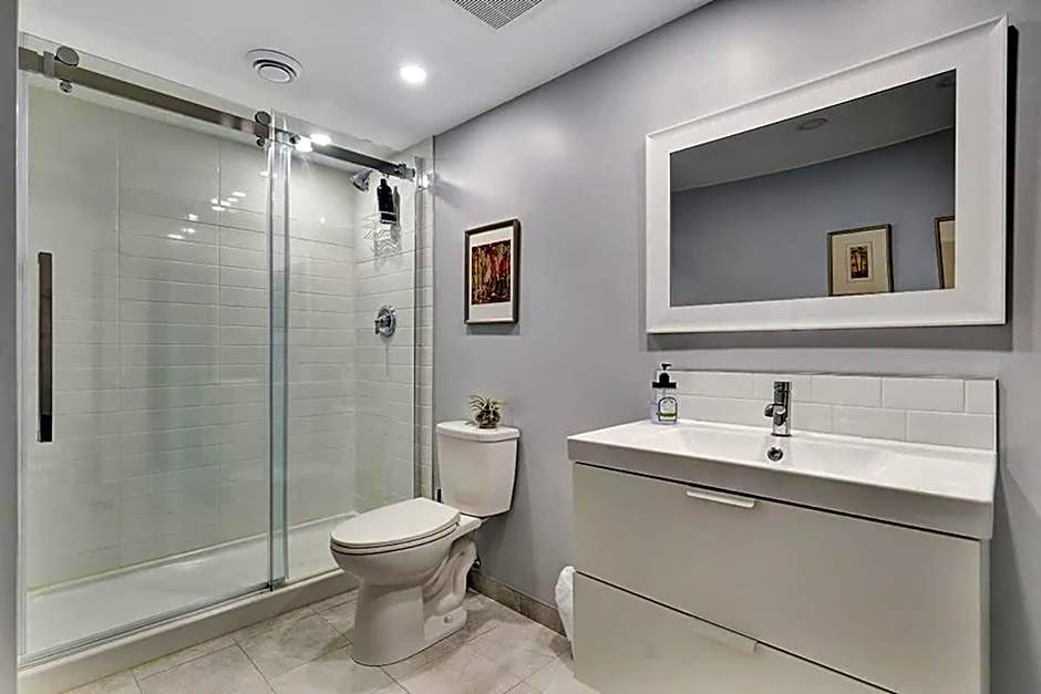 Retro vibe w hot tub piano lounge and vinyls