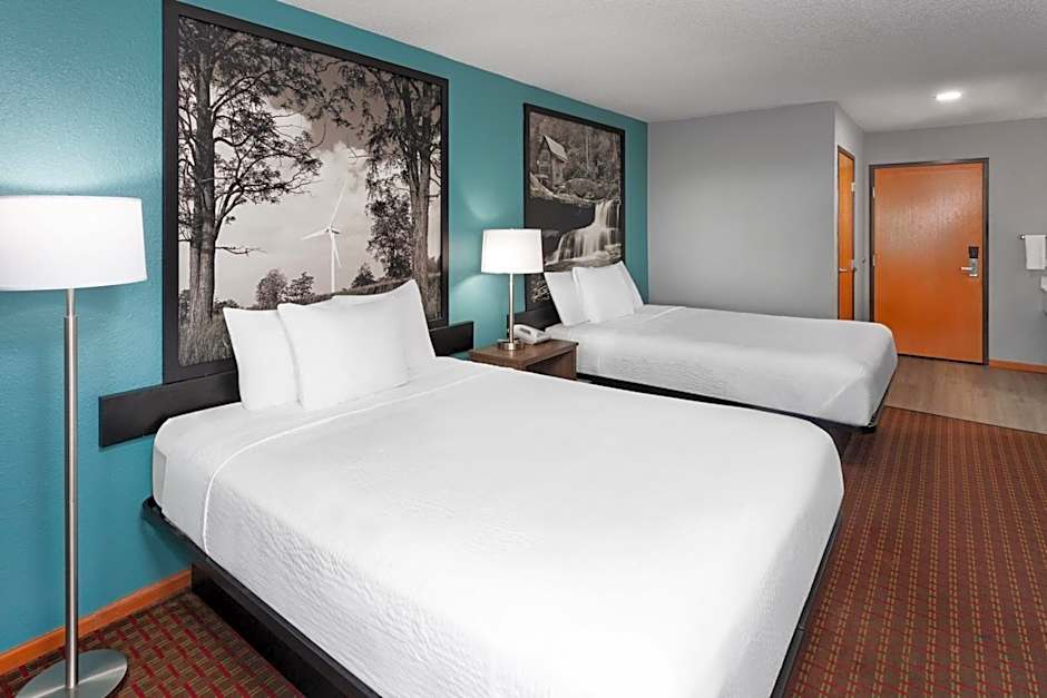 Super 8 by Wyndham McHenry/Fox Lake Area