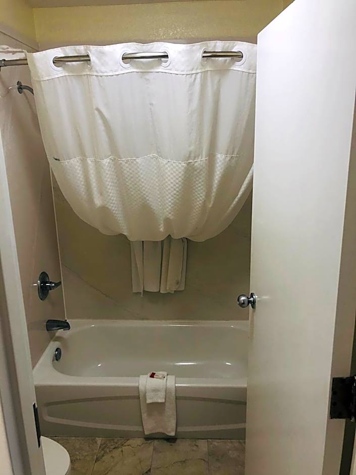 Days Inn & Suites by Wyndham Navarre - near Beaches/Hurlburt