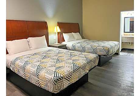 2 Queen Beds | Smoking, Micfridge