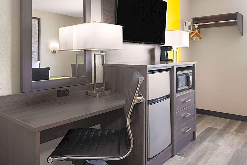 Super 8 by Wyndham Burnham/Lewistown