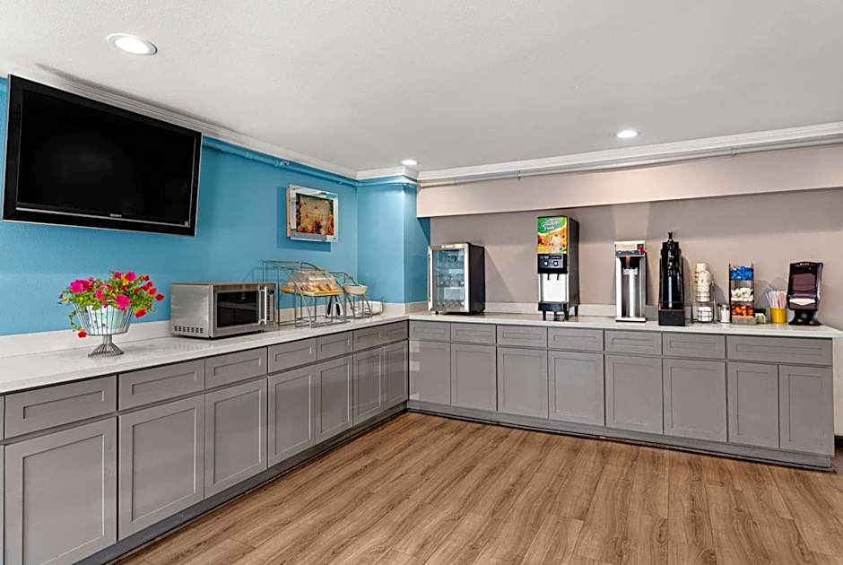 Days Inn by Wyndham Lakewood South Tacoma