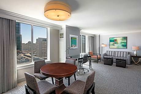Marquis 1 Bedroom Suite, Concierge lounge access, 1 Bedroom Suite, 1 King, Sofa bed