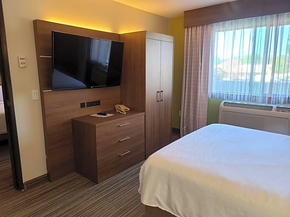Holiday Inn Express Hotel & Suites Woodland Hills By IHG