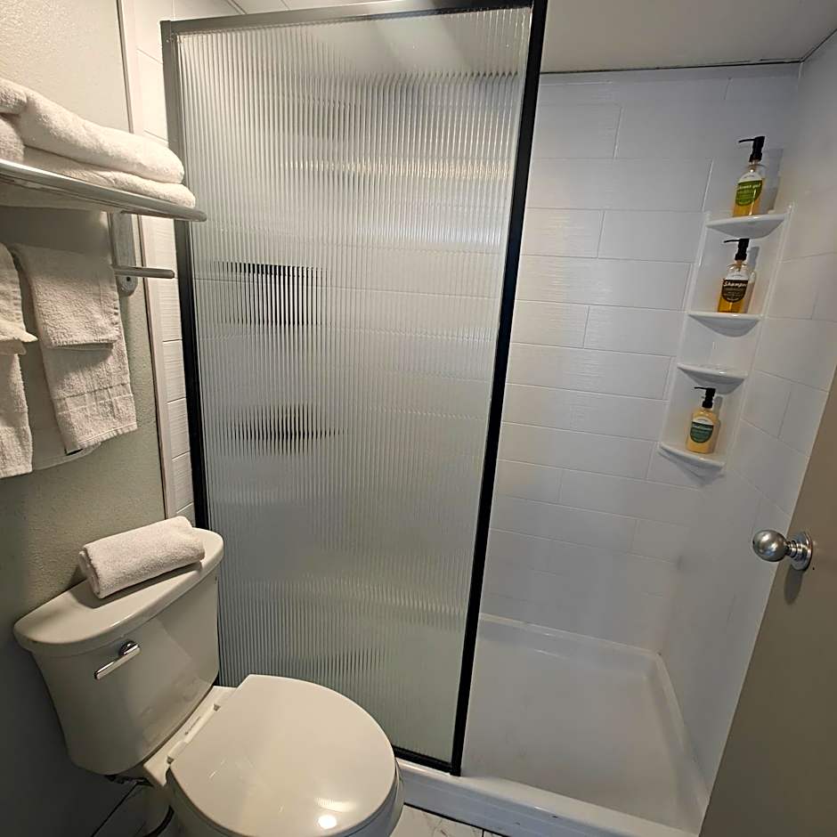 Mountain Vista Inn & Suites - Walking Distance to the Island