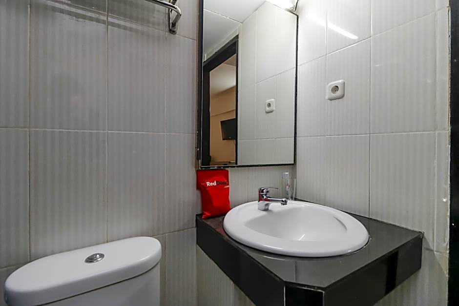 RedDoorz Plus @ Grand Populer Hotel Makassar