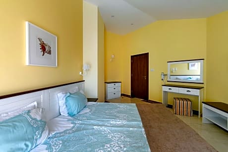 One-Bedroom Suite with Balcony