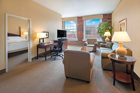Deluxe King Suite - Non-Smoking
