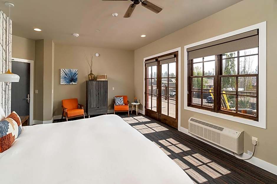 Ski Inn Taphouse Hotel