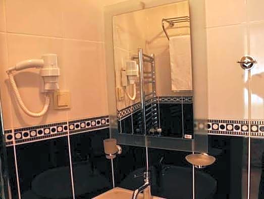 Huxley Hotel and Aparts Old City