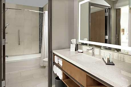 1King Ste-Mobility Access Tub-Watervw/Balcony