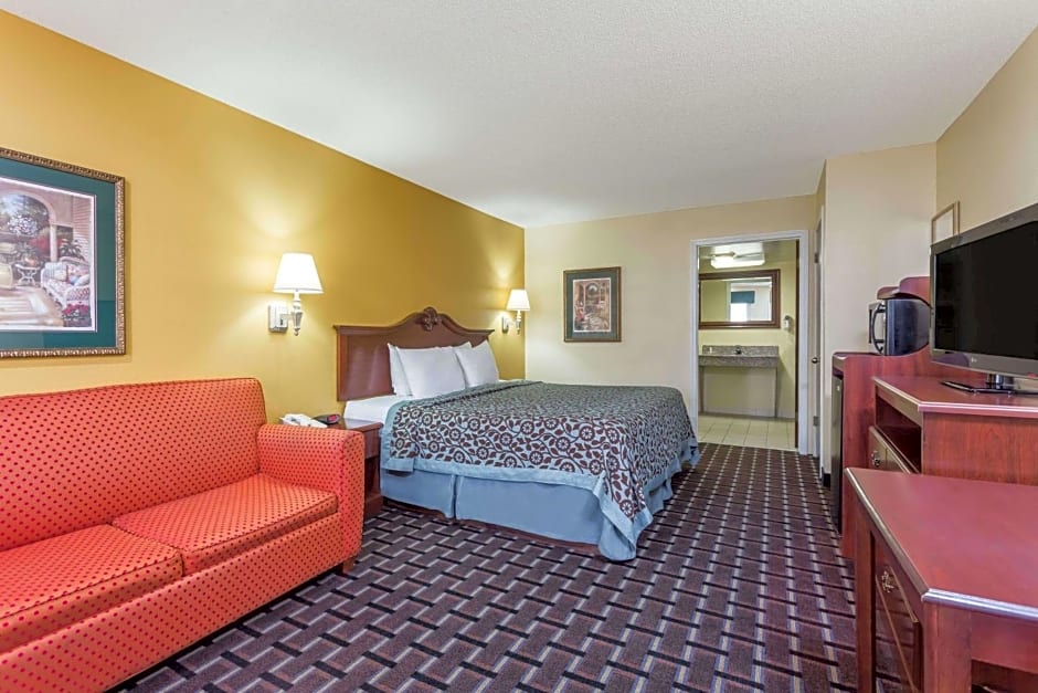 Days Inn & Suites by Wyndham Warner Robins Near Robins AFB