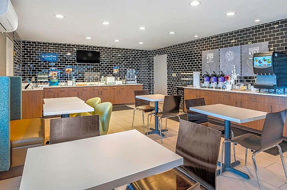 Clarion Pointe Indianapolis Airport