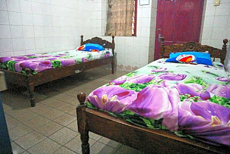 OYO Life 1972 Aman Family Inn Syariah