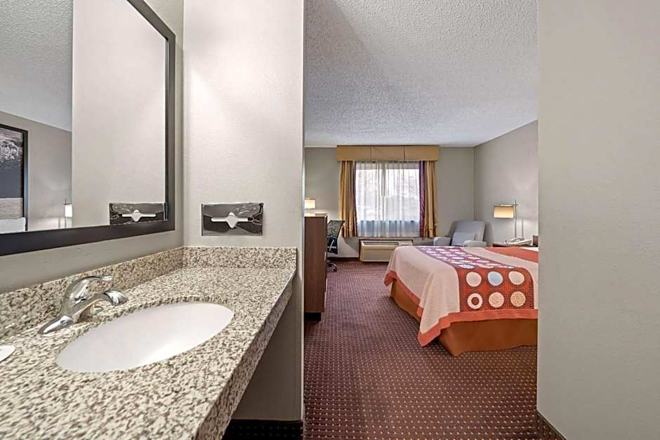 Super 8 by Wyndham Waverly