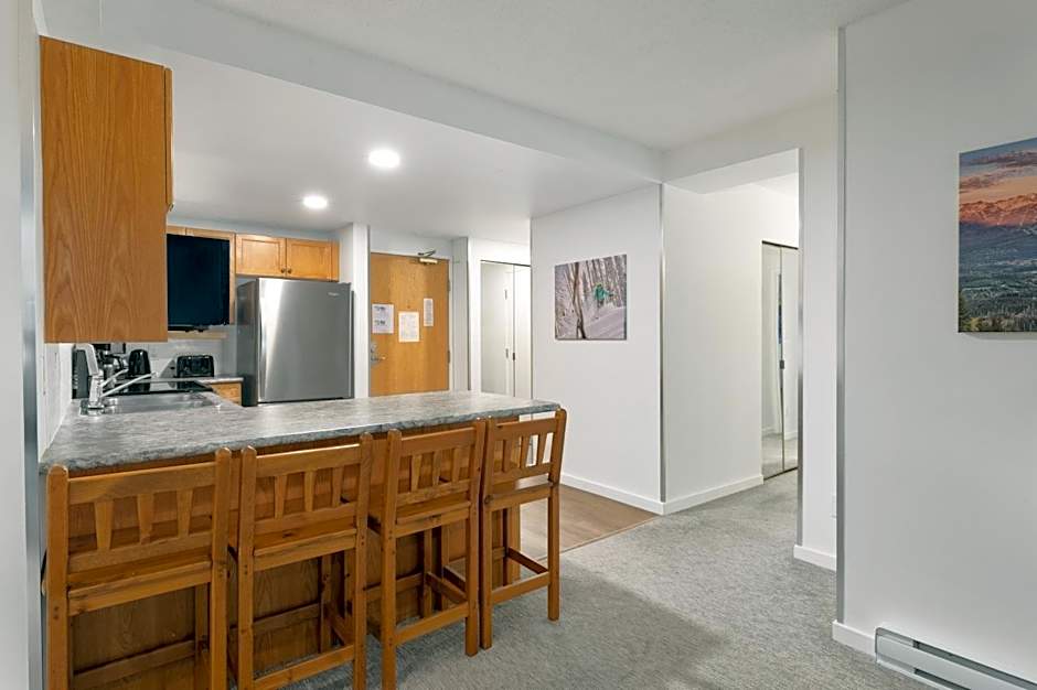 The Woodrun Lodge by Whiski Jack