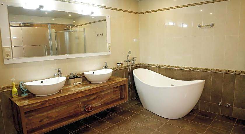 Hotel King David The Builder