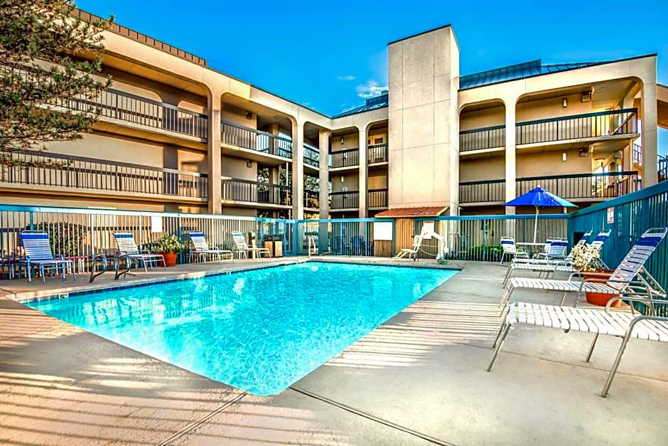 Days Inn & Suites by Wyndham Albuquerque North