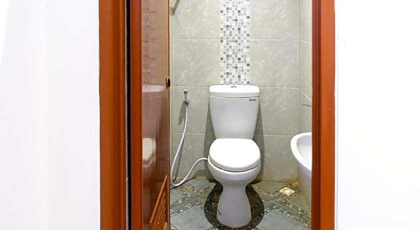 RedDoorz near Setrasari Mall 4