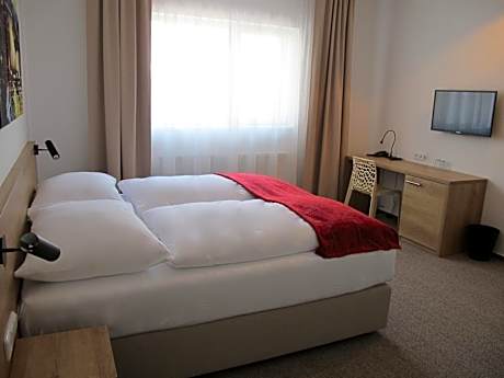 Large Double or Twin Room with Bathroom