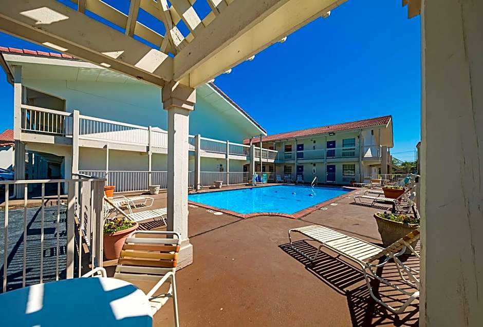 Motel 6-Dallas, TX - Farmers Branch