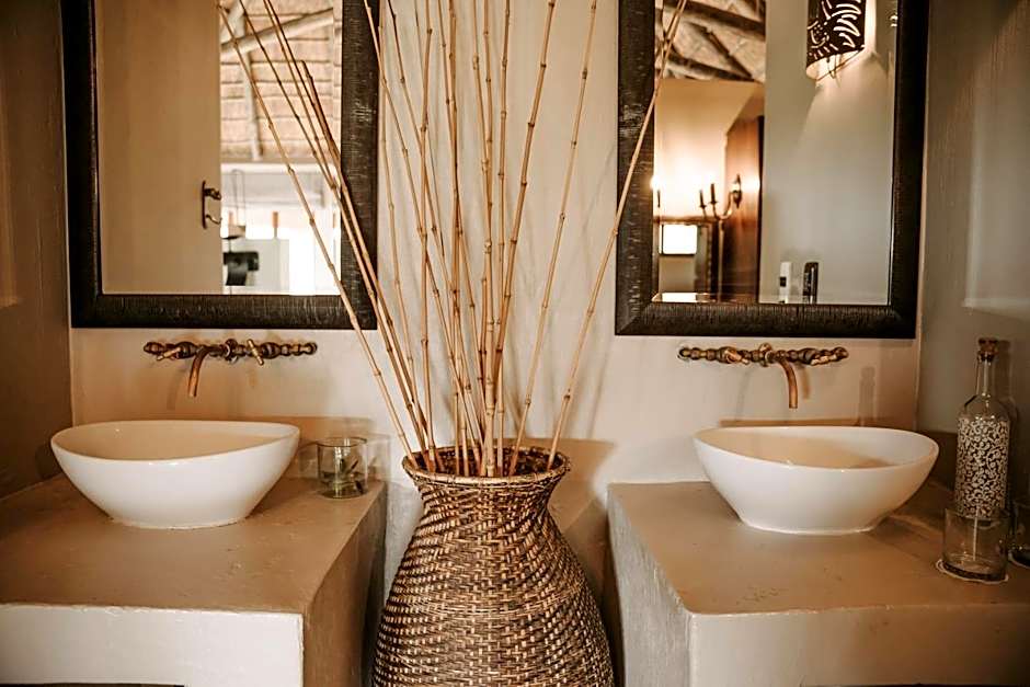 Bukela Game Lodge - Amakhala Game Reserve