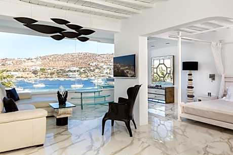 Suite with Private Pool - Signature 130 with Glass Pool