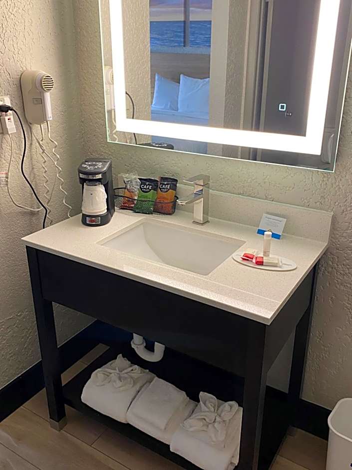 Days Inn & Suites by Wyndham Fort Pierce Midtown