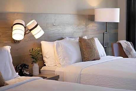 QQC - 2 Queen Beds w/Sleeper Chair