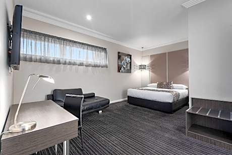 1 King Bed, Business Room, Suite, Nonsmoking