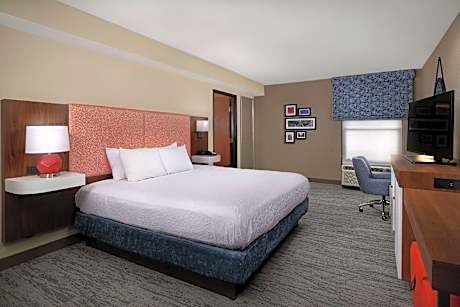 1 KING BED NONSMOKING HDTV/FREE WI-FI/HOT BREAKFAST INCLUDED WORK AREA