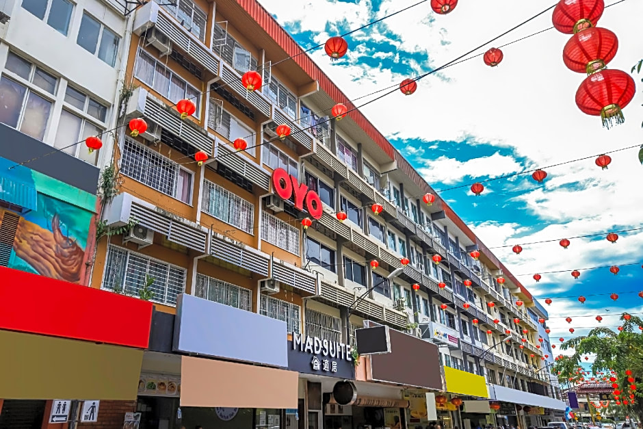 OYO 43993 Madsuite