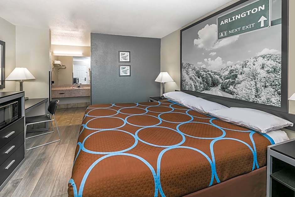 Super 8 by Wyndham Arlington Near AT&T Stadium