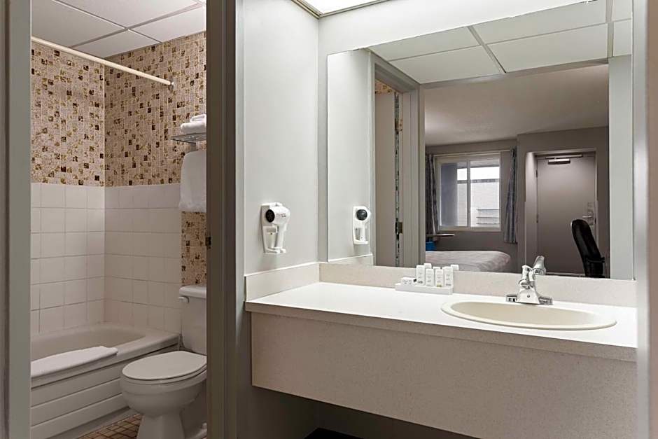 Travelodge by Wyndham Grande Prairie