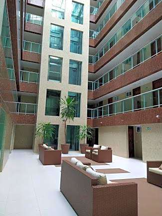 Confortável Flat com piscina de borda infinita na cobertura