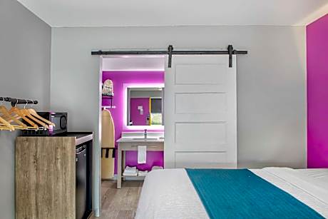 1 King Bed | Mobility Accessible RI Shower Nsmk