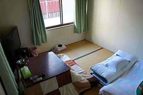 Japanese-Style Single Room with Shared Bathroom