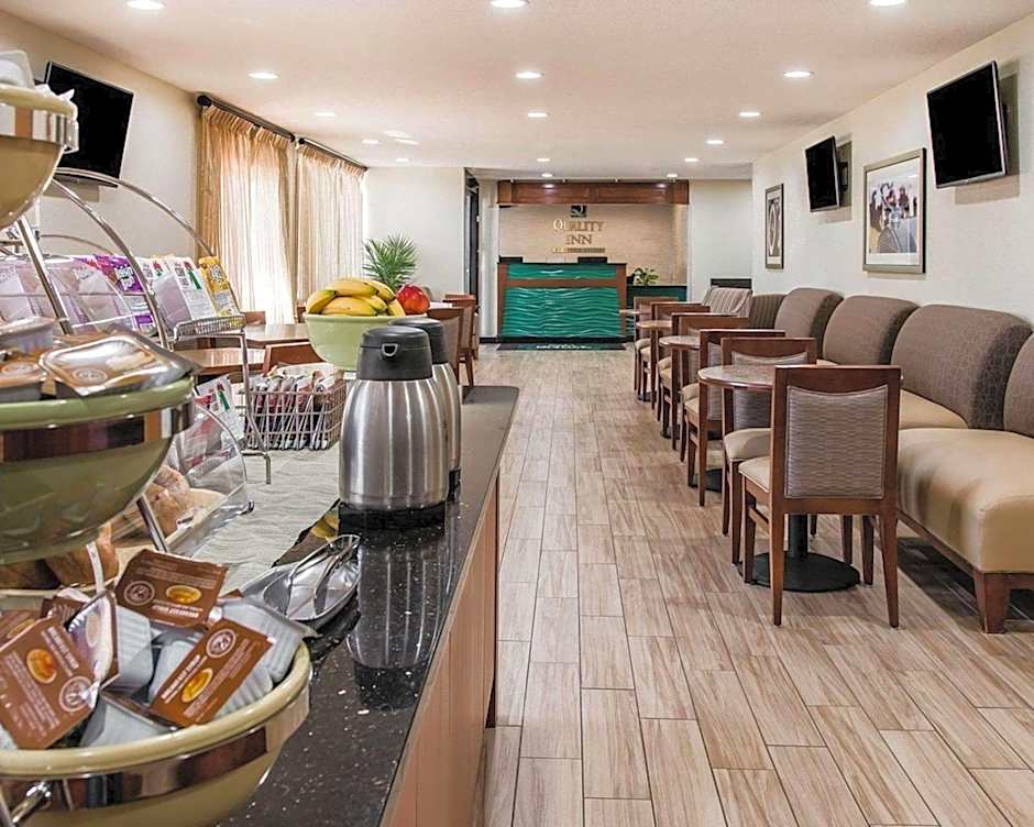 Quality Inn & Suites Warren