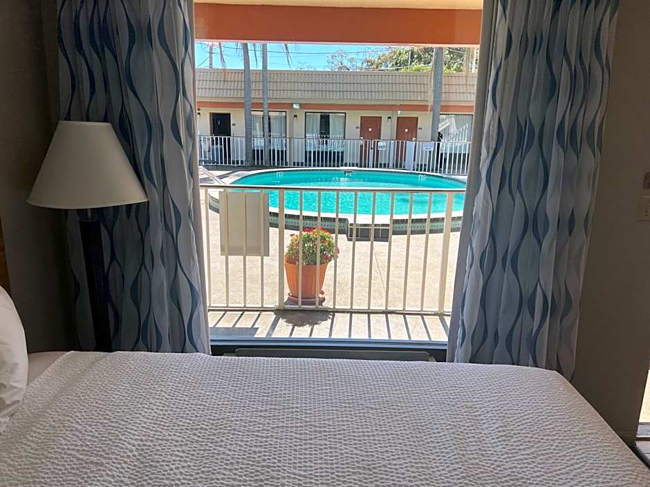 Days Inn by Wyndham St. Petersburg Central