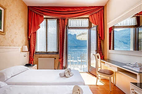 Double Room with Balcony and Lake View